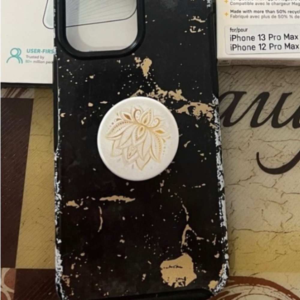 iPhone 12 Pro Max / 13 Pro Max case and pop socket